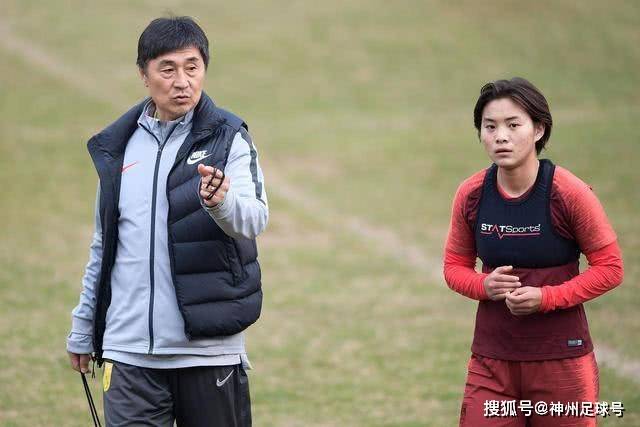 尼克斯揭幕战输了6分,场边却坐满大牌明星